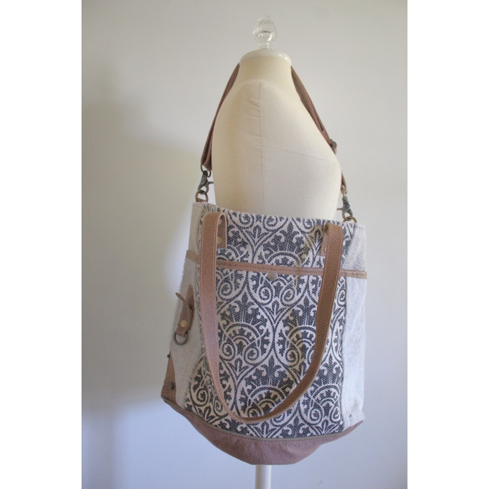 Myra Bag Ace Upcycled Canvas & Cowhide Messenger Bag Preowned - Picture 7 of 13